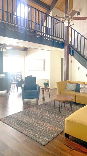 Smart TV, fireplace - Camp Bear Hug Spacious 5-bedroom house in charming Pinetop with AC - Pool Table (Pinetop)