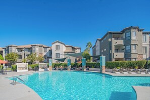 Pool - ROVE LIVING/KB - Zone (Glendale)