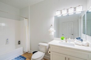 Deluxe Apartment, 2 Bedrooms, Non Smoking, Kitchen | Bathroom