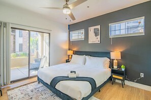 Leilighet – deluxe, 2 soverom, ikke-røyk, kjøkken | Skrivebord, skrivebord for bærbar PC og blendingsgardiner