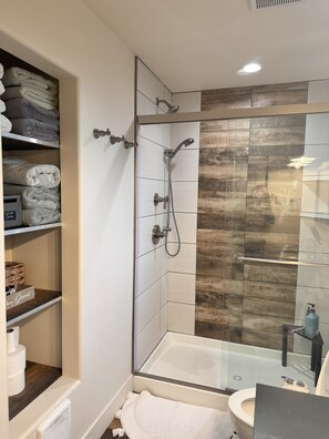 Dusche, Whirlpool, Haartrockner, Bidet