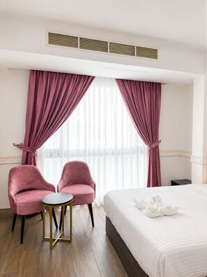 华丽套房 | 埃及棉床单、高档床上用品、Select Comfort 床、迷你吧