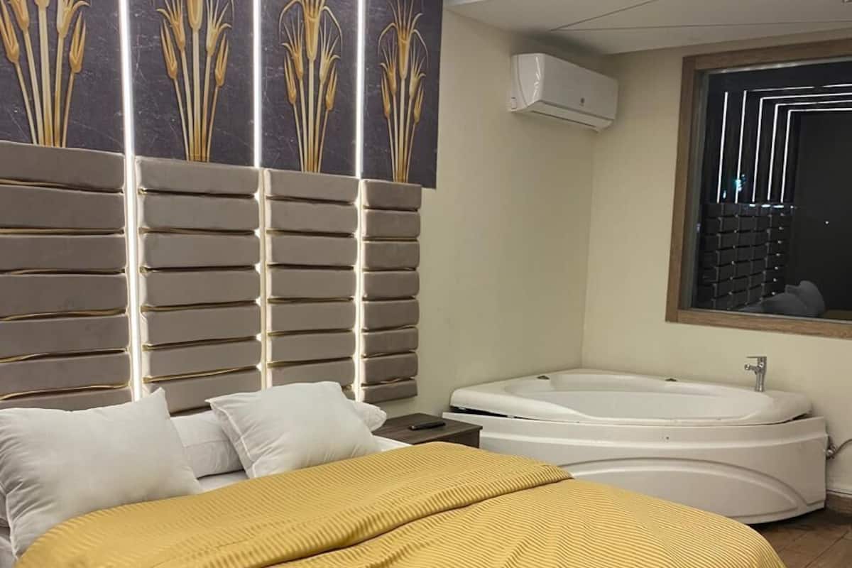 Deluxe-huone | Pimennysverhot, äänieristys, silitysrauta/-lauta, ilmainen Wi-Fi