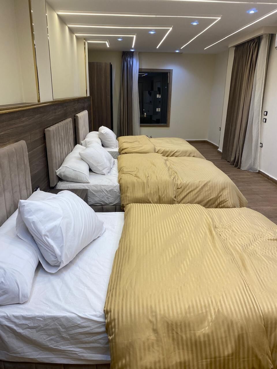 Neljän hengen deluxe-huone | Pimennysverhot, äänieristys, silitysrauta/-lauta, ilmainen Wi-Fi