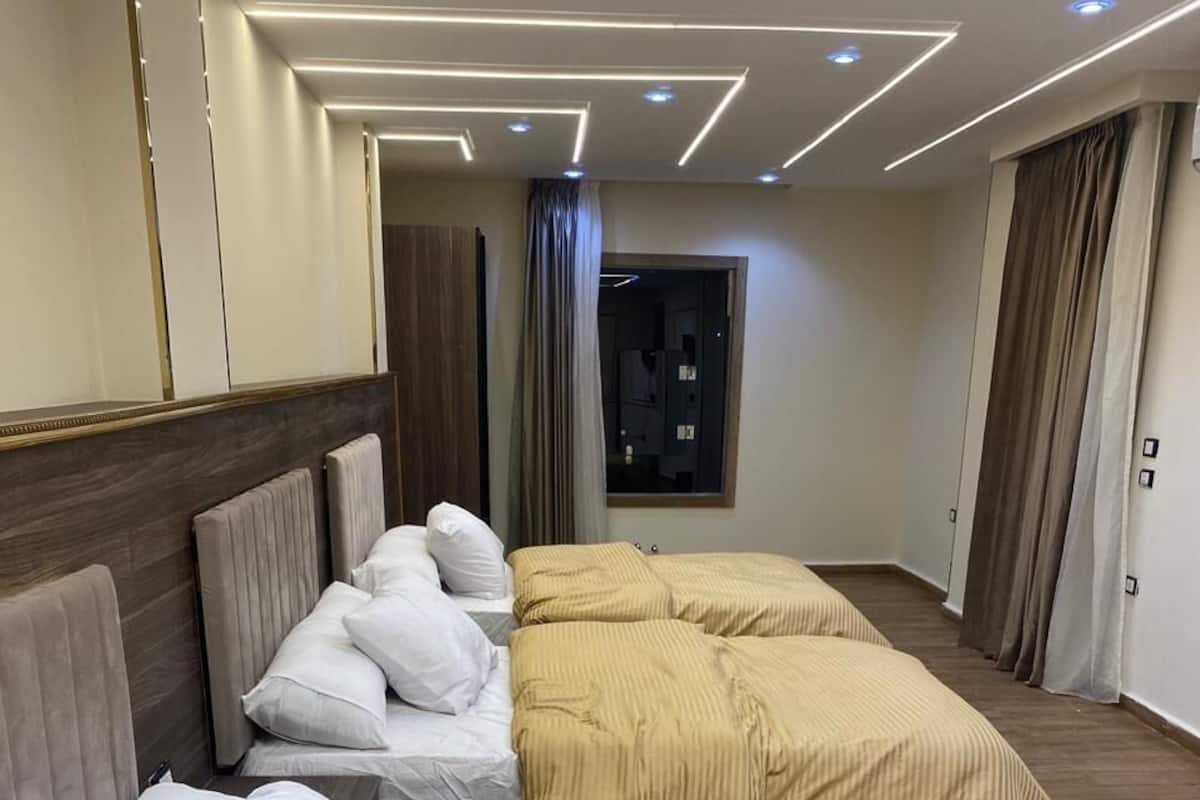 Neljän hengen deluxe-huone | Pimennysverhot, äänieristys, silitysrauta/-lauta, ilmainen Wi-Fi