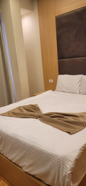 A bed with a brown blanket, a wooden headboard, and a white pillow. - Sky Hotel Pyramids View INN (Giza)
