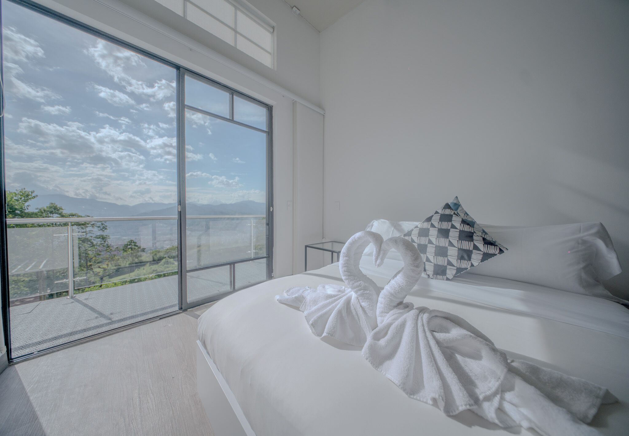 5 habitaciones, escritorio y tabla de planchar con plancha 