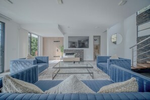 Smart-TV, Kamin, Stereoanlage