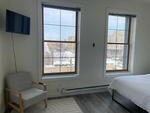 WiFi, bed sheets - Modern Downtown Loft on the 400 block (Wausau)