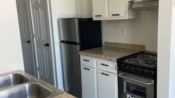 Coffee/tea maker, fridge, microwave, oven