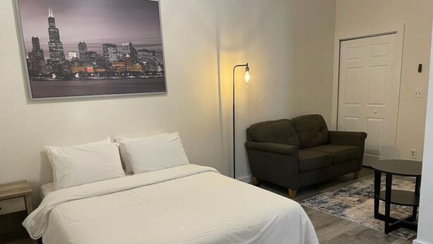 Desk, iron/ironing board, WiFi, bed sheets - City Suite downtown on 400 block (Wausau)