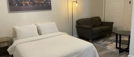 Desk, iron/ironing board, WiFi, bed sheets