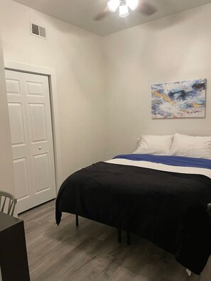 1 habitación, escritorio, tabla de planchar con plancha y wifi 