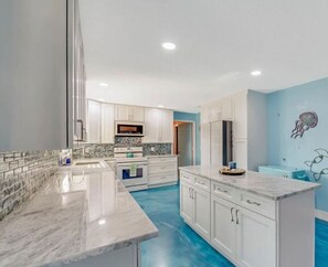 Fridge, microwave, oven, stovetop - Coastal Oasis: Spacious 4 bedroom retreat w/ pool (South Daytona)