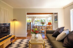 Living area - Island View Oneroa - Waiheke Holiday Home (Waiheke Island)