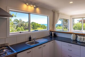 Private kitchen - Island View Oneroa - Waiheke Holiday Home (Waiheke Island)