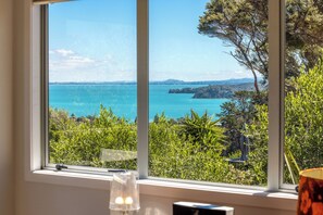 Interior - Island View Oneroa - Waiheke Holiday Home (Waiheke Island)