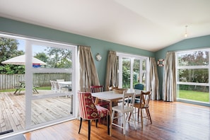 Dining - Coastal Family Escape - Waitarere Beach Retreat (Levin)