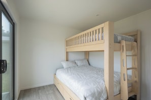 4 bedrooms, WiFi, bed sheets - Coastal Family Escape - Waitarere Beach Retreat (Levin)