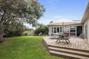 Outdoor dining - Coastal Family Escape - Waitarere Beach Retreat (Levin)