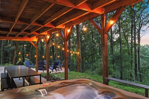Outdoor dining - NEW Blue Ridge Cabin! King Bed, Views, Hot Tub, Fire Pit! Weeknight Specials (Blue Ridge)