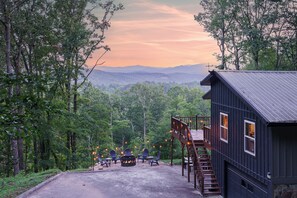 Terrace/patio - Blue Ridge Cabin! King Bed, Views, Hot Tub, Fire Pit! Weeknight Specials (Blue Ridge)