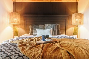 2 bedrooms, iron/ironing board, WiFi, bed sheets - Blue Ridge Cabin! King Bed, Views, Hot Tub, Fire Pit! Weeknight Specials (Blue Ridge)