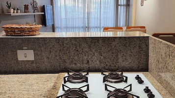 Apartamento superior | Cocina privada | Frigorífico, microondas, horno y utensilios de cocina