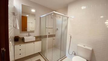 Huoneisto | Kylpyhuone | Suihku, pyyhkeet, vessapaperi