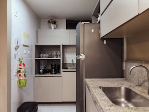 Superior Apartment | Private kitchen | Fridge, microwave, oven, cookware/dishes/utensils - Atlantis Aquamarine (João Pessoa)