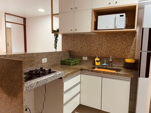 Refrigerador, microondas, horno, utensilios de cocina