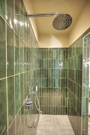 Dutxa, assecador de cabells i tovalloles 