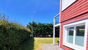 A red building with white trim and a clear blue sky. - Haus am Merr auf Fehmarn OT Westerbergen (Fehmarn)