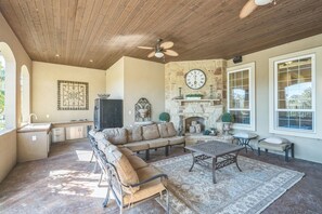 Smart TV, stereo - NEW! Luxurious 4-Bedroom Oasis with Private Pool (Seguin)