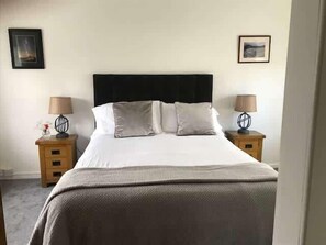 2 bedrooms, iron/ironing board, internet, bed sheets