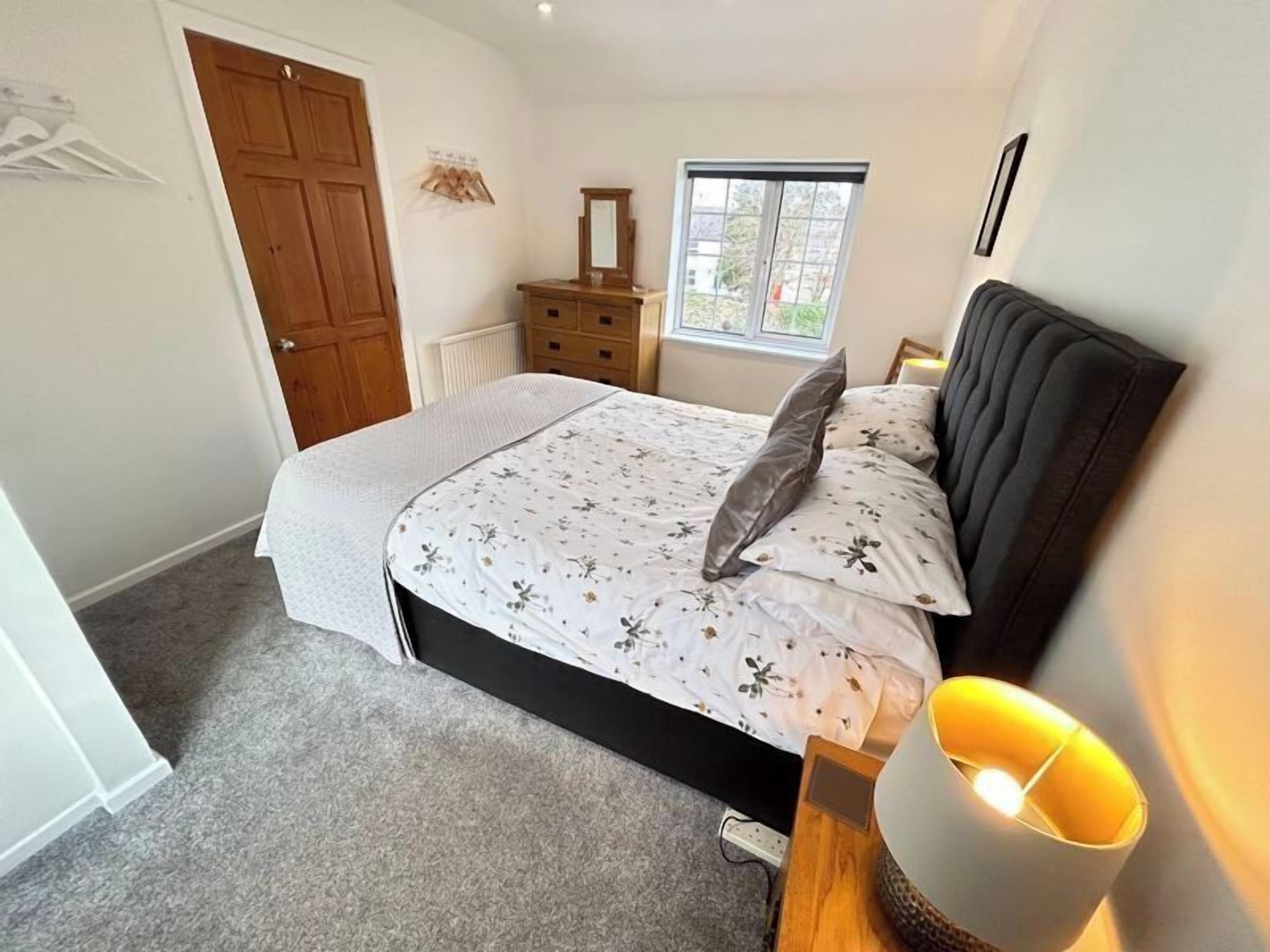 2 bedrooms, iron/ironing board, Internet, bed sheets