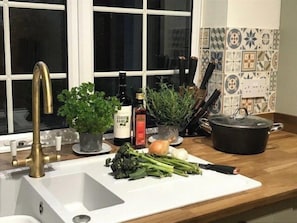 Réfrigérateur, four à micro-ondes, un four, surface de cuisson
