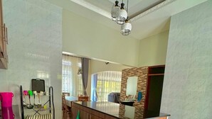 Una cocina moderna con una isla central, armarios de madera y salpicadero de mármol.
