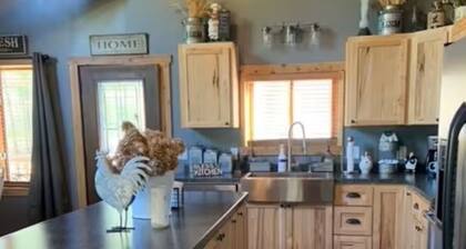 Charming 3-bedroom cabin with AC and WiFi in Neillsville