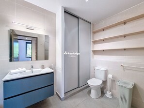 Shower, hair dryer, towels