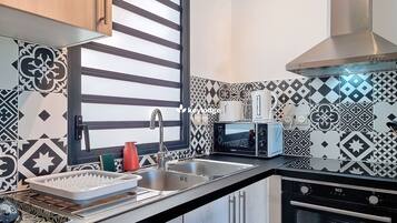 Kühlschrank, Mikrowelle, Ofen, Wasserkocher mit Kaffee-/Teezubehör