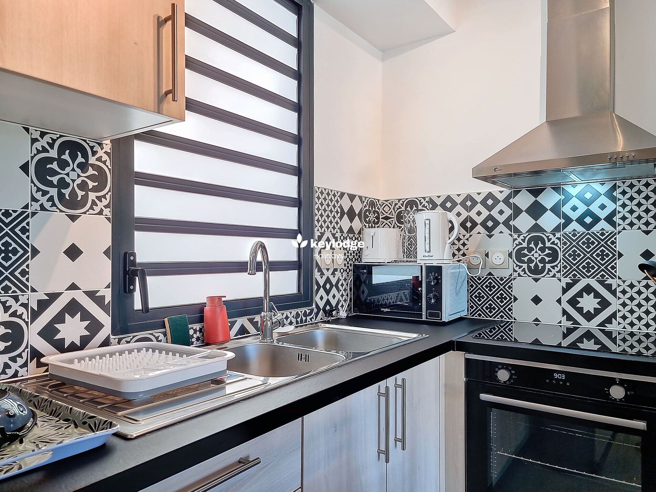 Kylskåp, mikrovågsugn, ugn och kaffe- och tebryggare