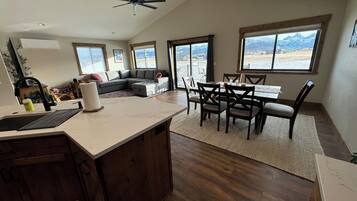 TV connectée, lecteur de DVD, livres, chaßne hi-fi