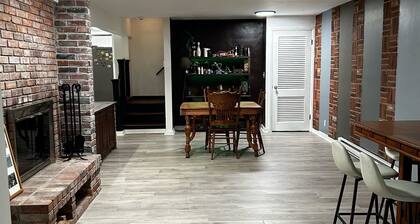 4-bedroom modern house in charming Oakmont - close to Country Club and Bakery!