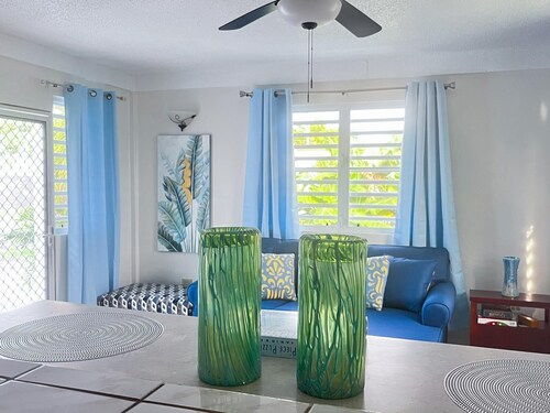 Just 7 minutes to airport. Wi-Fi and A/C. Capture Holiday Memories here!