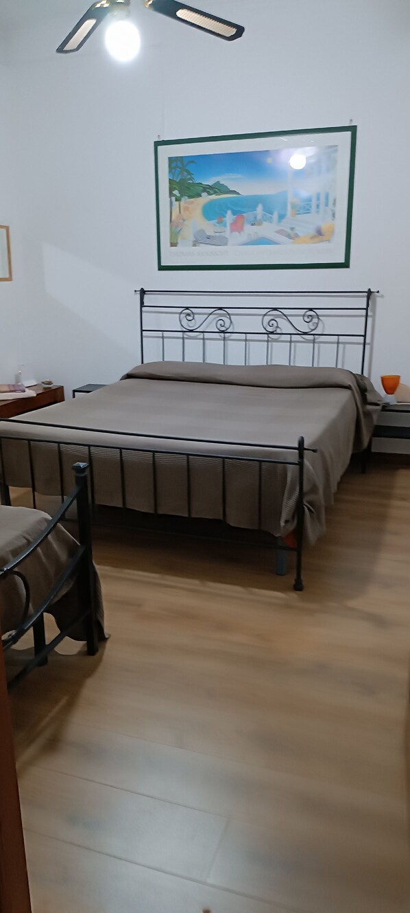 2 makuuhuonetta, silitysrauta/-lauta, Wi-Fi, vuodevaatteet