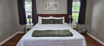 Whole House Sleeps 9 with Ample Space Close to KSU & MHS