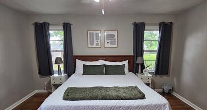 Whole House Sleeps 9 with Ample Space Close to KSU & MHS