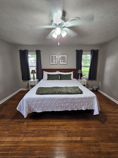 Whole House Sleeps 9 with Ample Space Close to KSU & MHS