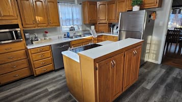 Jääkaappi, mikroaaltouuni, uuni, liesi